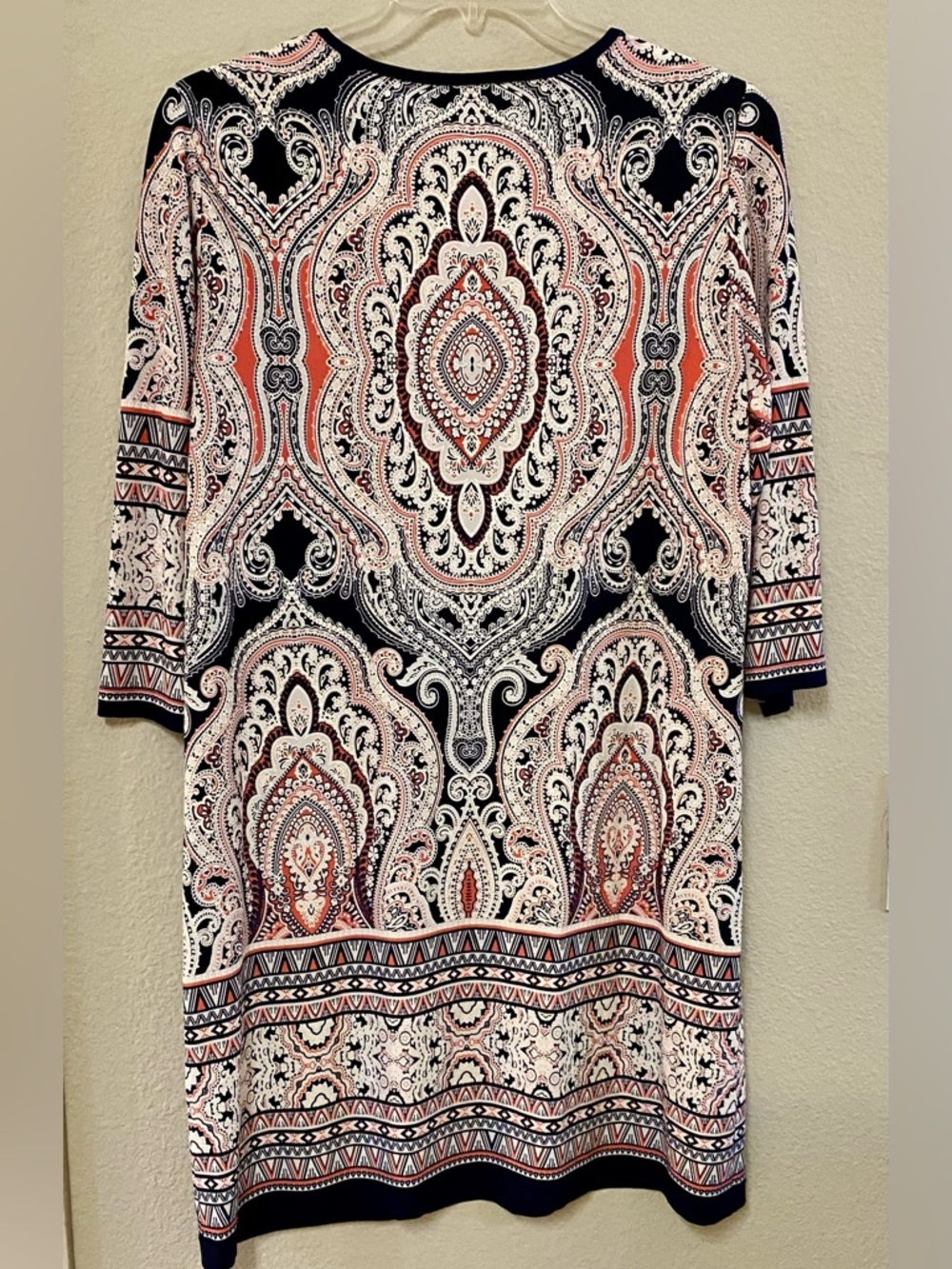 Roz & Ali Paisley Criss-Cross V-Neck Dress in Coral, Black & White - Size 16 - Picture 3 of 4